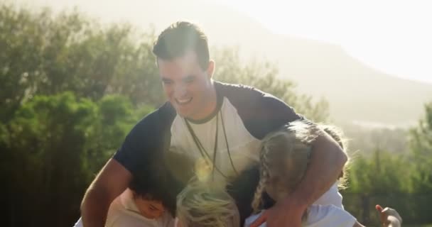 Happy coach een kinderen knuffelen in park — Stockvideo