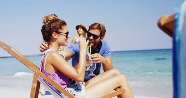 Casal desfrutando juntos na praia — Vídeo de Stock