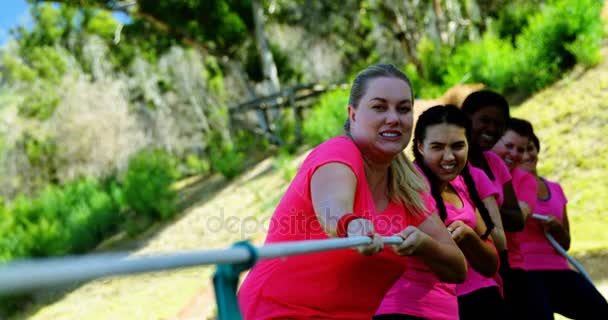 妇女在障碍课程期间玩拔河 — 图库视频影像