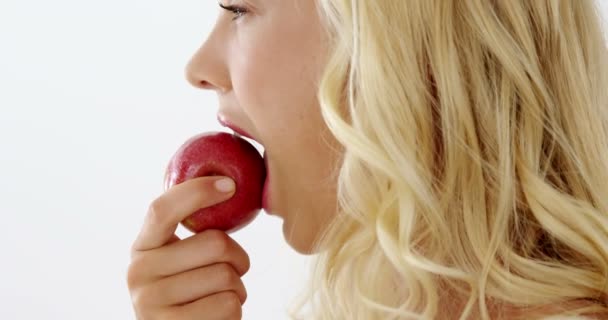 美丽的女人吃红苹果的特写镜头 — 图库视频影像