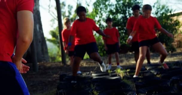 Entrenador de niños en el campo de entrenamiento — Vídeos de Stock