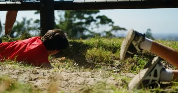 Kinderen kruipen onder het net — Stockvideo