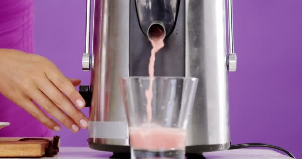 Vrouw voorbereiden smoothie — Stockvideo