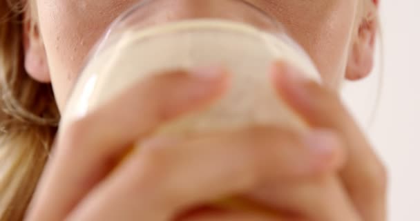 Mujer bebiendo batido — Vídeos de Stock