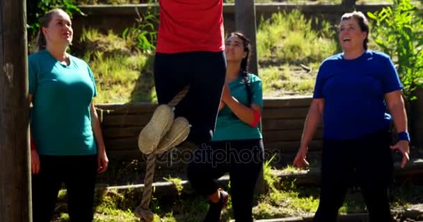 Mujeres aplaudiendo entrenador femenino mientras cuerda escalada — Vídeos de Stock