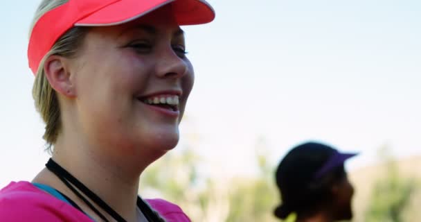 Retrato de mujer feliz en el campo de entrenamiento — Vídeo de stock