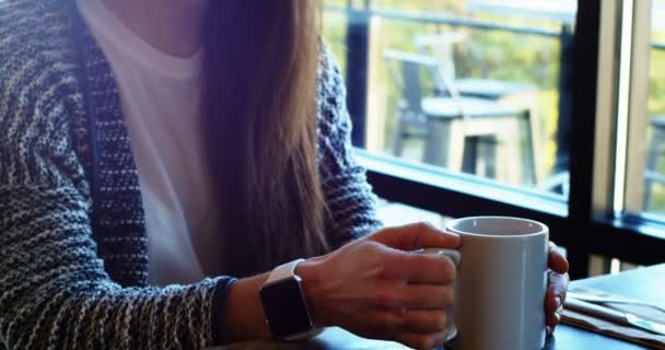 Vrouw met koffie in restaurant — Stockvideo