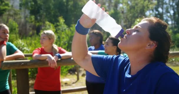Mulher bebendo água após o treino — Vídeo de Stock
