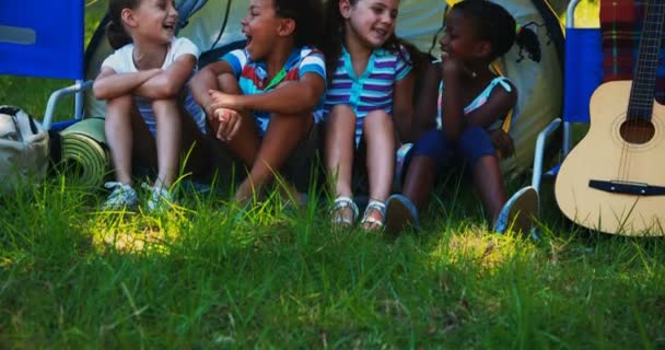 Niños sentados fuera de la tienda en el camping — Vídeos de Stock