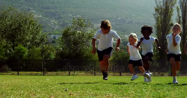 Bambini che corrono nel parco durante la gara — Video Stock