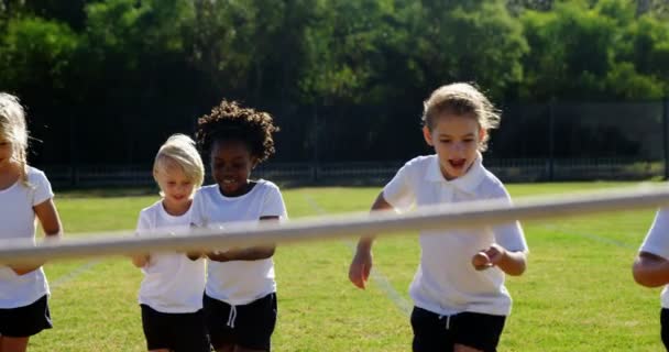 Niños jugando carrera de limón y cuchara — Vídeo de stock