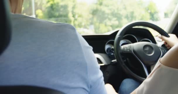 Couple ensemble en voiture sur la route — Video
