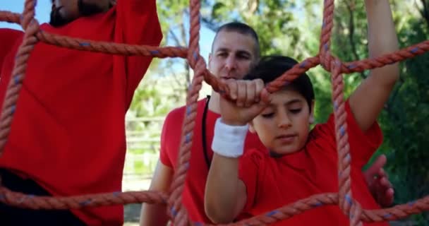 Entrenador de niños en el campo de entrenamiento — Vídeos de Stock