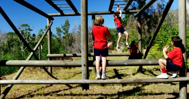 Trainer opleiding kinderen in het kamp van de laars — Stockvideo