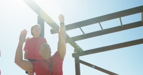 Trainer trainiert Kinder im Bootcamp — Stockvideo