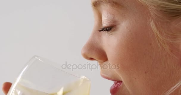 Женщина пьет смузи — стоковое видео
