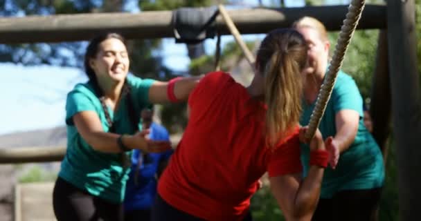 Mujeres aplaudiendo entrenador femenino mientras cuerda escalada — Vídeos de Stock