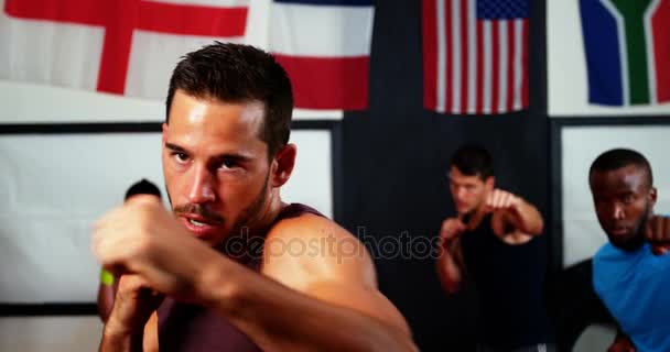 Boxeadores practicando en el ring de boxeo — Vídeos de Stock