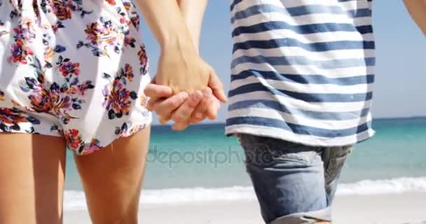 Pár spolu se těší na pláži — Stock video