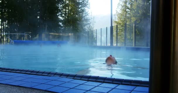 Жінка розслабляється в басейні — стокове відео