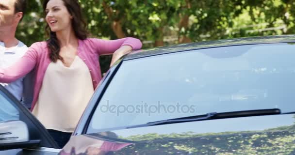 Pareja tomando una selfie en el teléfono móvil cerca del coche — Vídeo de stock