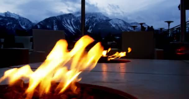 Kamp ateşi karlı dağ karşı Close-Up — Stok video