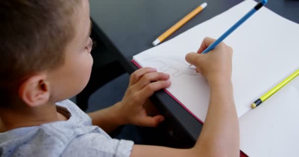 Niño dibujo en libro — Vídeos de Stock