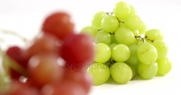 Primer plano de racimos de uvas verdes y rojas — Vídeo de stock