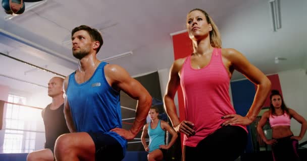 Bokserki, nagrzewa się w fitness studio — Wideo stockowe