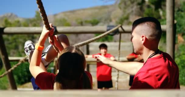 Trainer opleiding kinderen in het kamp van de laars — Stockvideo