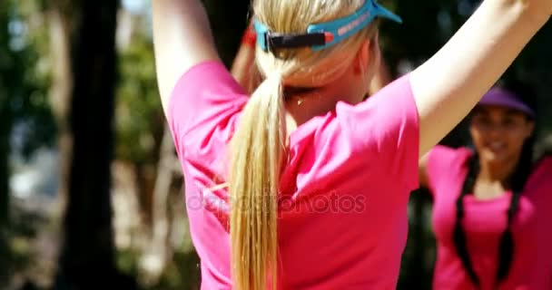 Vrouwelijke trainer vrouwen helpen tijdens het sporten in het kamp van de laars — Stockvideo