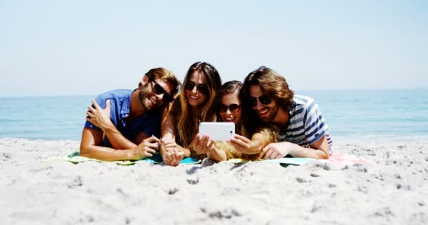 Vänner tar en selfie på mobiltelefon på stranden — Stockvideo
