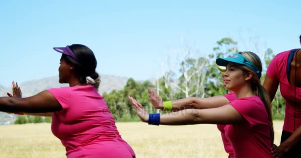 Тренера, помогающего женщинам во время тренировок в учебном лагере — стоковое видео