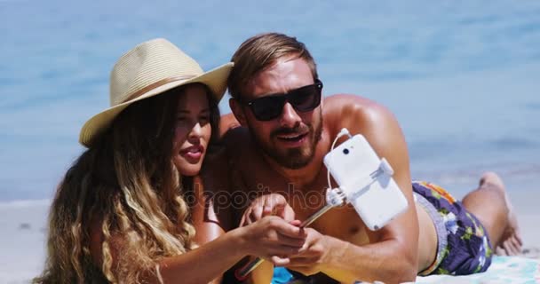 Пара бере селфі з мобільного телефону на пляжі — стокове відео