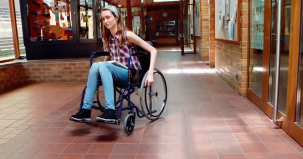 Porträt einer behinderten Schülerin im Flur — Stockvideo