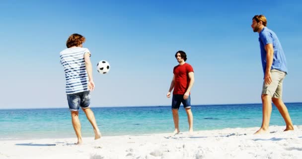 Amigos jugando al fútbol en la playa — Vídeos de Stock