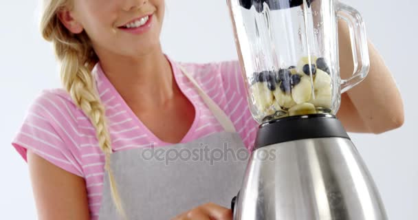 Mujer preparando batido — Vídeos de Stock