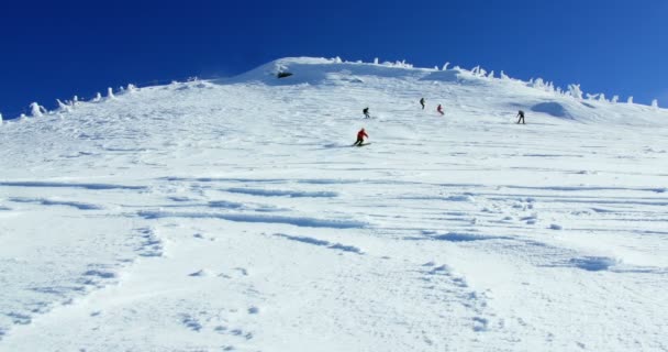 People snowboarding on snowy mountain — Stock Video