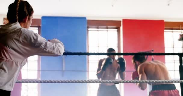 Dois pugilistas lutando no ringue de boxe — Vídeo de Stock