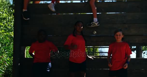 Entrenador de niños en el campo de entrenamiento — Vídeo de stock