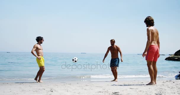 Amigos jogando futebol na praia — Vídeo de Stock