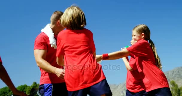 Kids spatten op trainer in park — Stockvideo