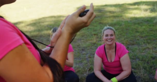 教练和妇女鼓掌实习过程的障碍 — 图库视频影像