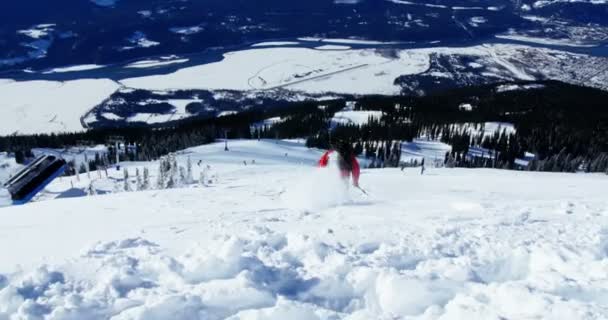 Osoba na snowboardzie na ośnieżonych górskich — Wideo stockowe