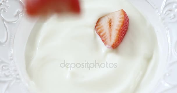 Fresas que caen en crema batida — Vídeos de Stock