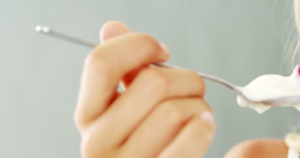 Mujer comiendo ensalada de frutas en un tazón — Vídeos de Stock