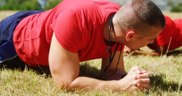 Treinador instruindo as crianças durante o exercício no campo de treinamento — Vídeo de Stock