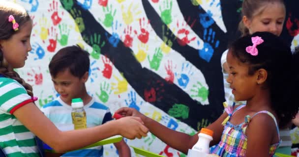 Bambini che fanno colazione nel campus — Video Stock