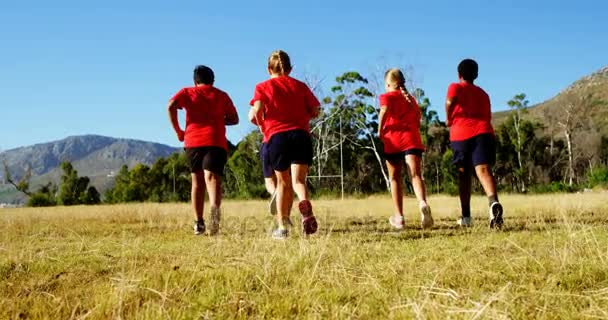 Entrenador de niños en el campo de entrenamiento — Vídeo de stock