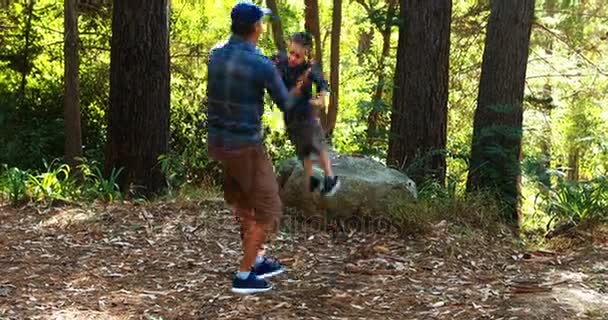 Ojciec i syn bawią się w parku — Wideo stockowe